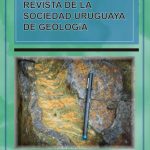 Bandas ricas en magnetita con incipiente martitización (transformación a hematita) y cuarzo, y bandas ricas en dolomita y tremolita verde pálida. El conjunto se encuentra plegado y la temolita verde se desarrolla preferencialmente según la foliación de plano axial.